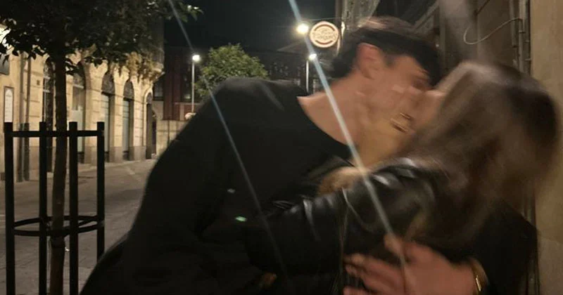 Couple sur le point de s'embrasser, illustration de l'article comment embrasser un homme