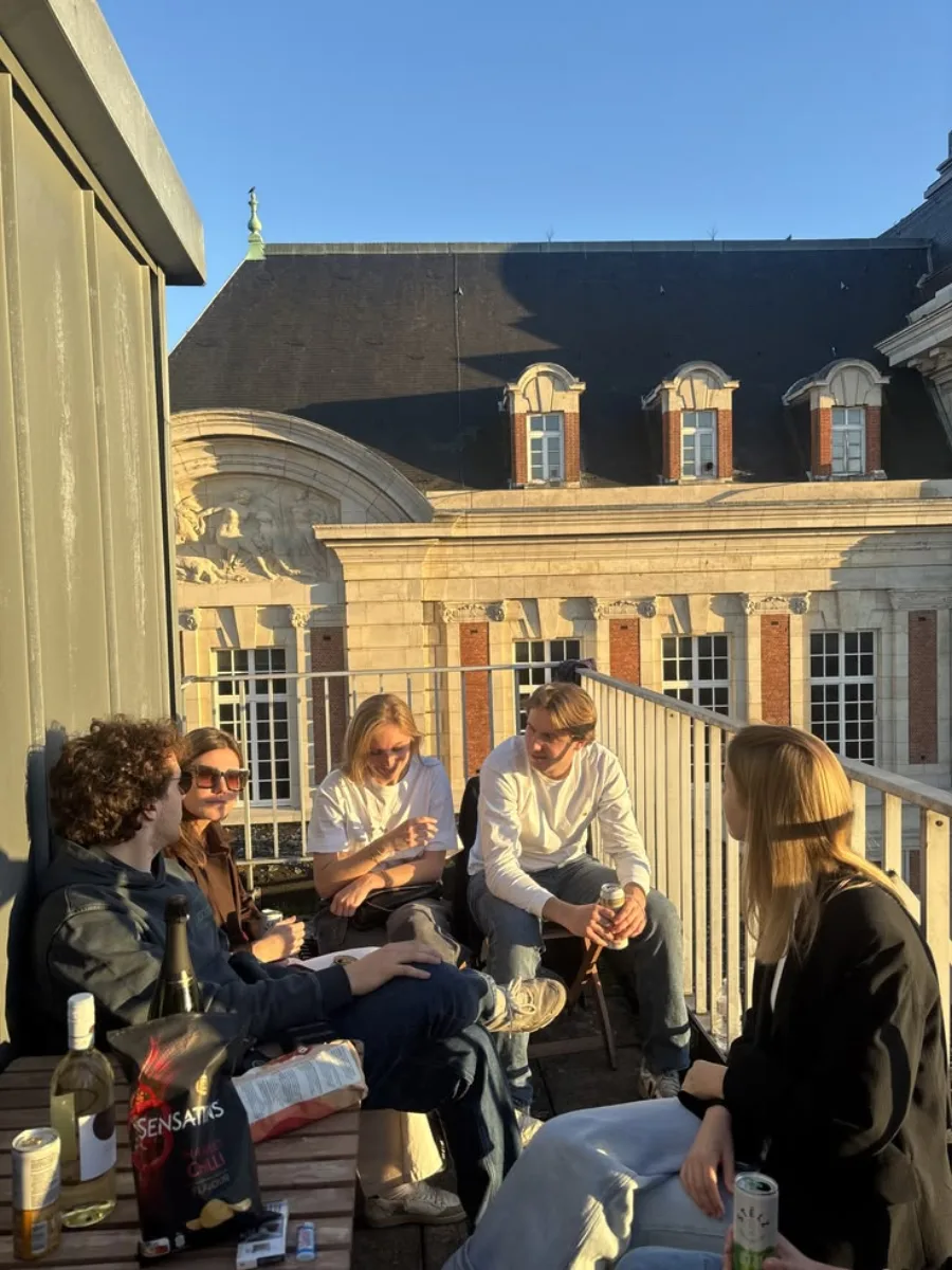 Un apéro entre amis sur une terrasse